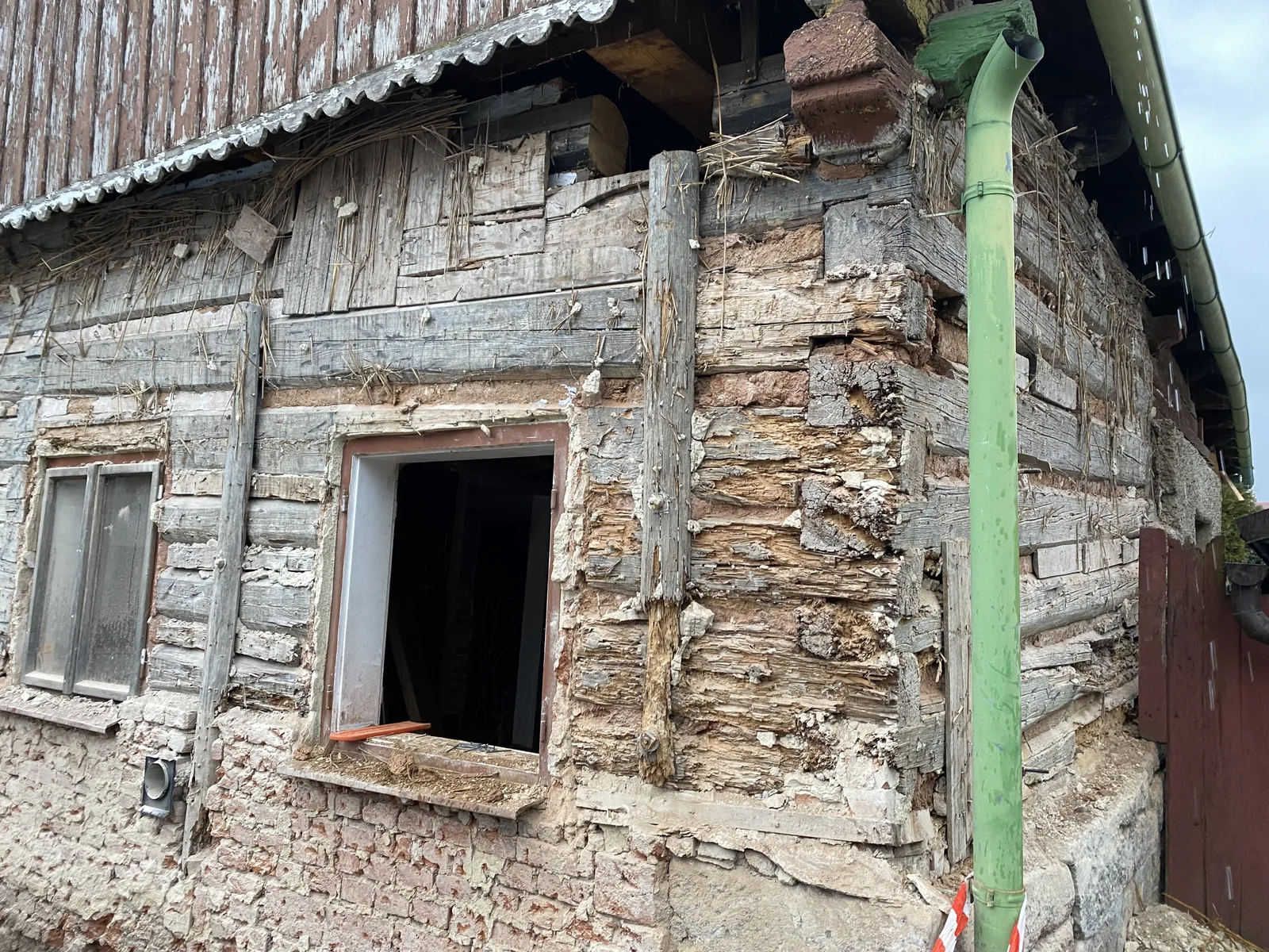Původní roubení s odkrytou výplní spár před rekonstrukcí